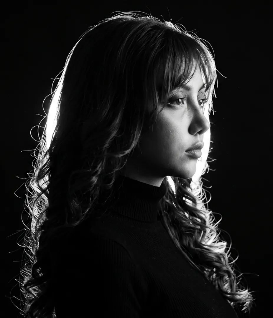 Fotografía de estudio de la Psic. Cl. Meily Samantha Rodríguez Ochoa en fondo negro